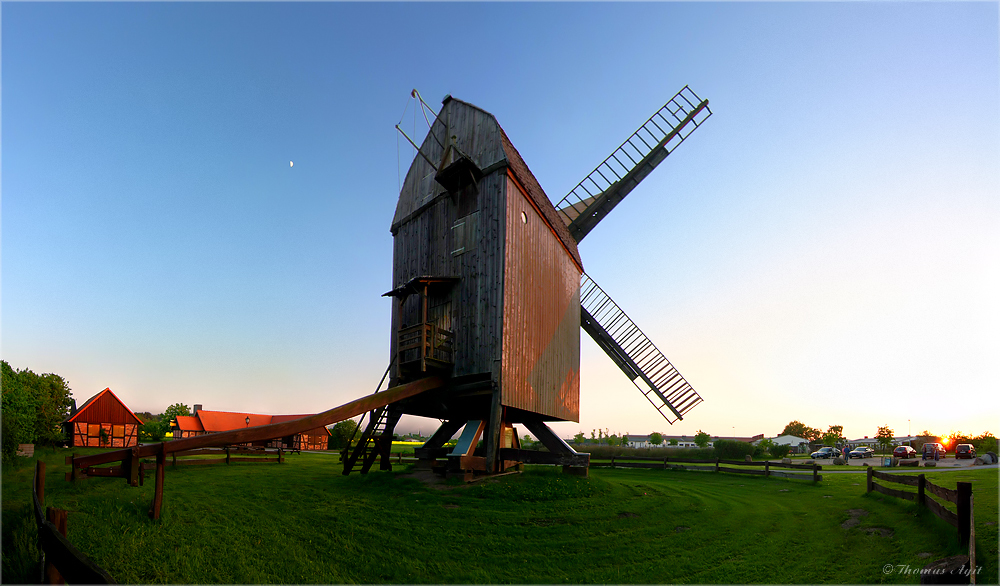 Mühle mit Mond und Gruppenbild