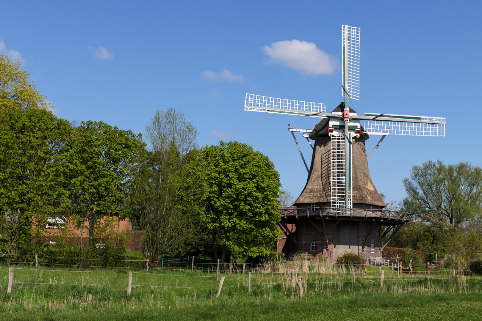 Mühle mit Schäfchenwolke in Norddeutschland 