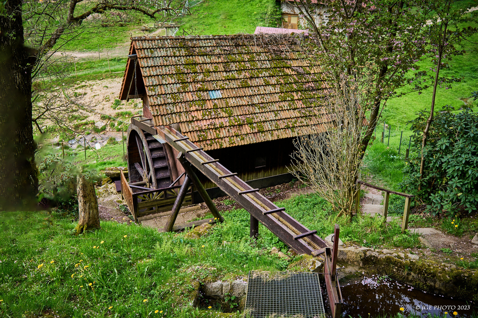 Mühle mit Wasserzufuhr vom Bach am Mühlenweg