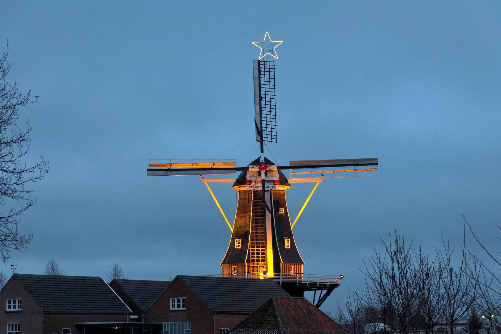 Mühle mit Weihnachtschmuck