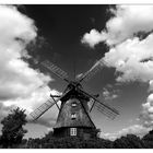 Mühle mit Wolken und Sonne und ohne Wind  und so