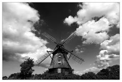 Mühle mit Wolken und Sonne und ohne Wind  und so