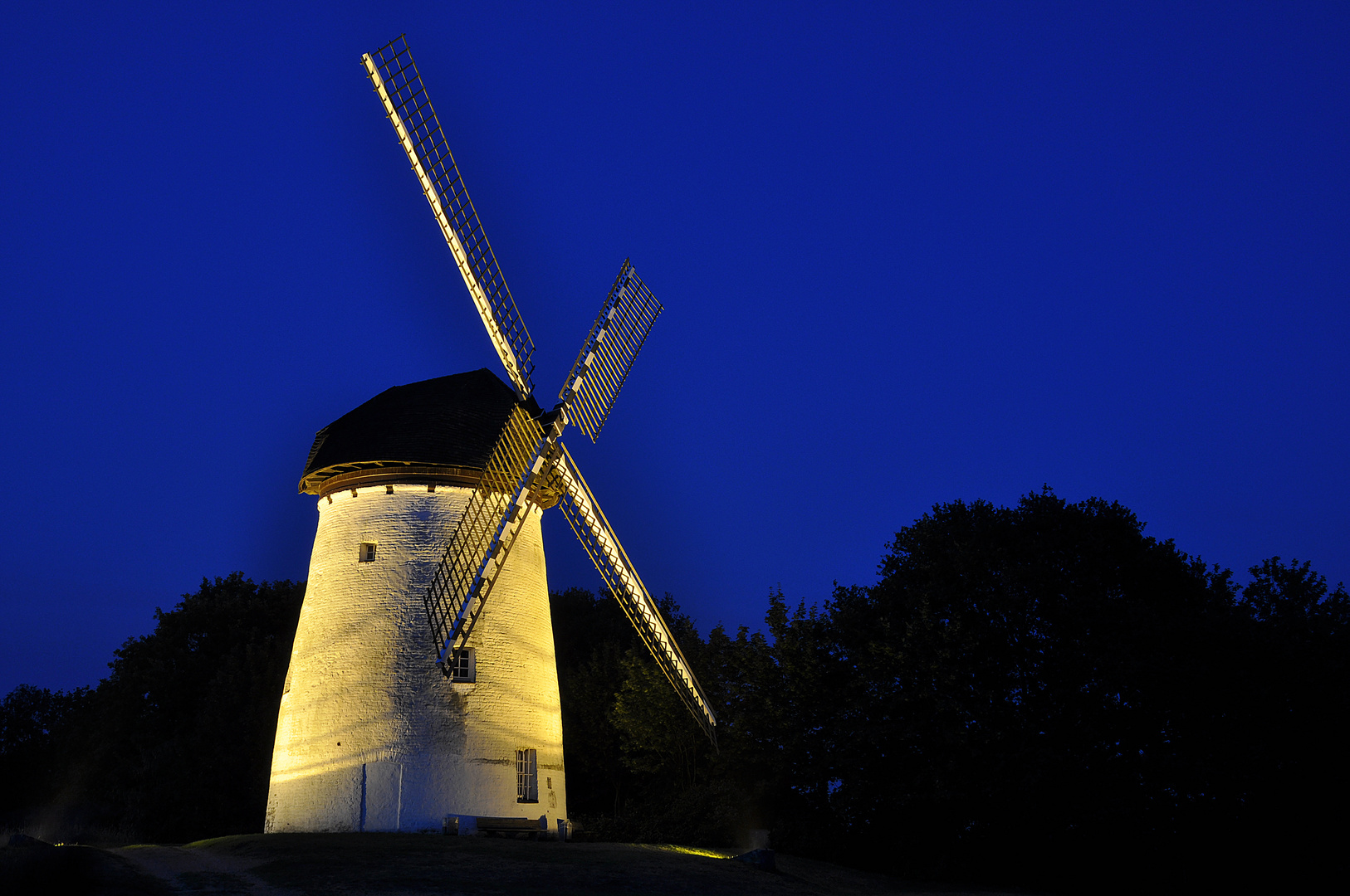 Mühle strahlt gegen den Wind