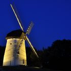 Mühle strahlt gegen den Wind