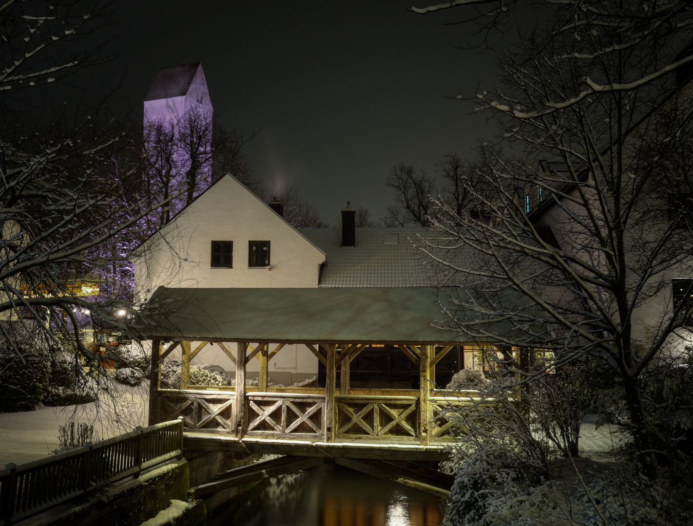 Mühle und Kirche bei Nacht und Schnee