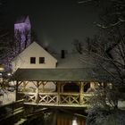 Mühle und Kirche bei Nacht und Schnee