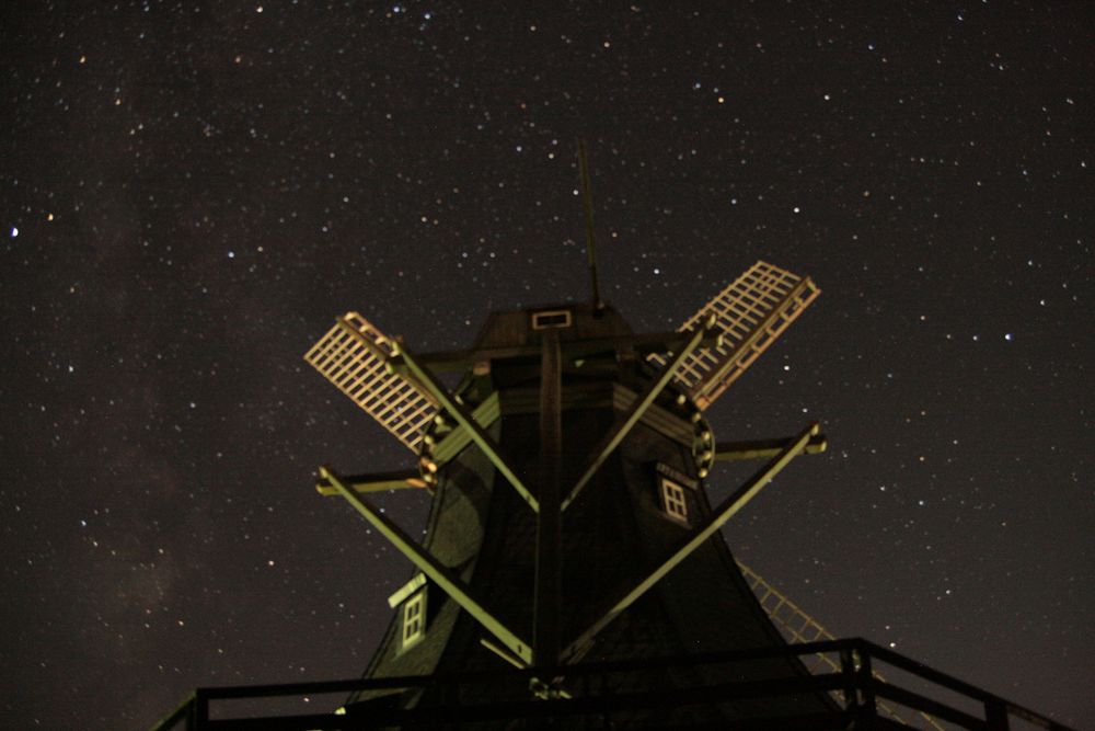 Mühle unter Sternenhimmel