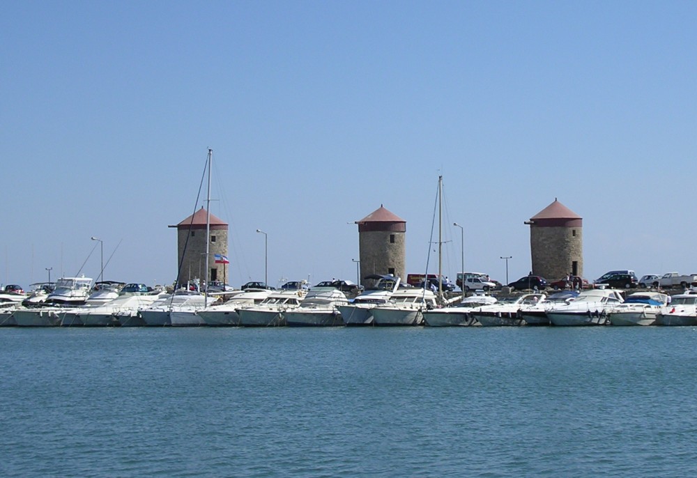 Mühlen im Mandráki-Hafen von Rhodos