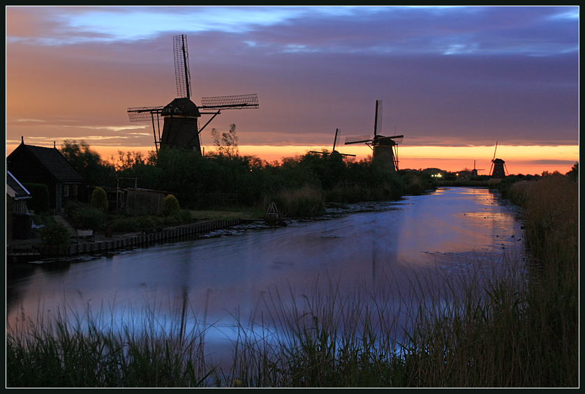 Mühlen von Kinderdijk am Morgen