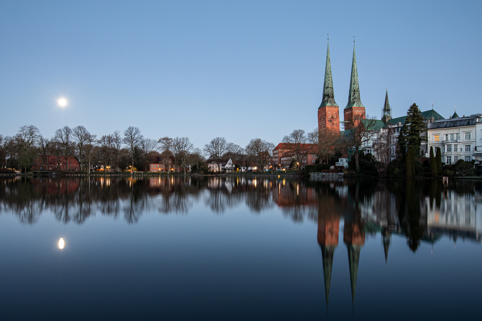 Mühlenteich mit Blick auf den Dom zu Lübeck