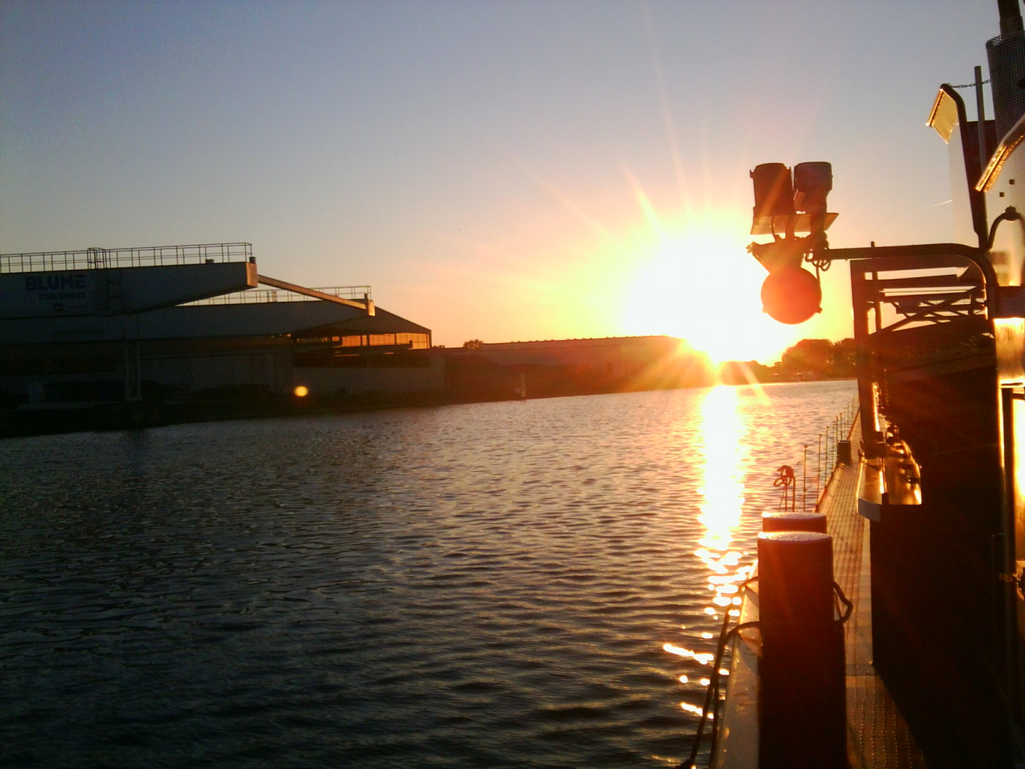 Mühlheim im Hafen am Abend