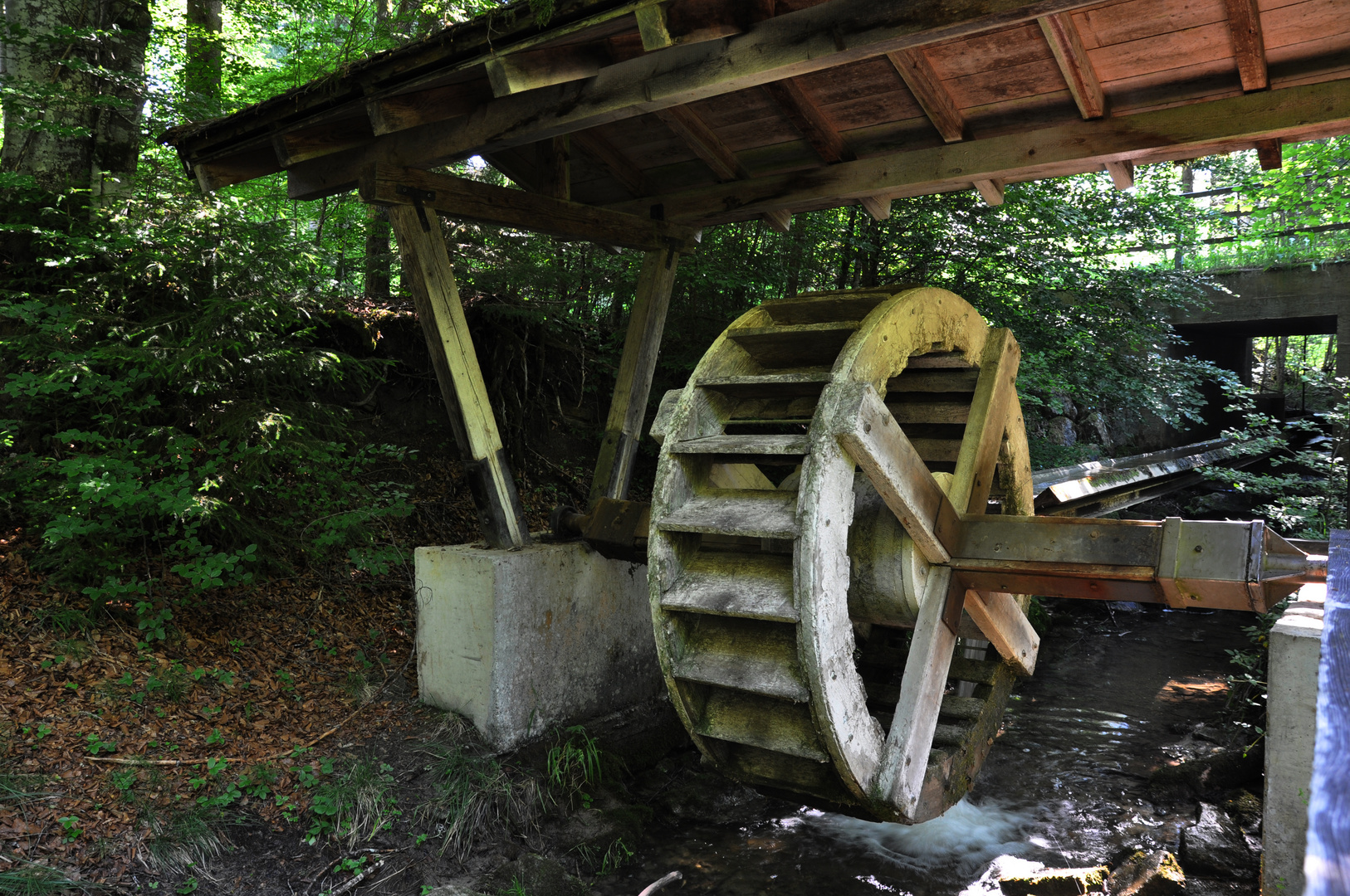 Mühlrad am rauschenden Bach