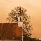 Mühlried_Saharastaub über der Dorfkirche