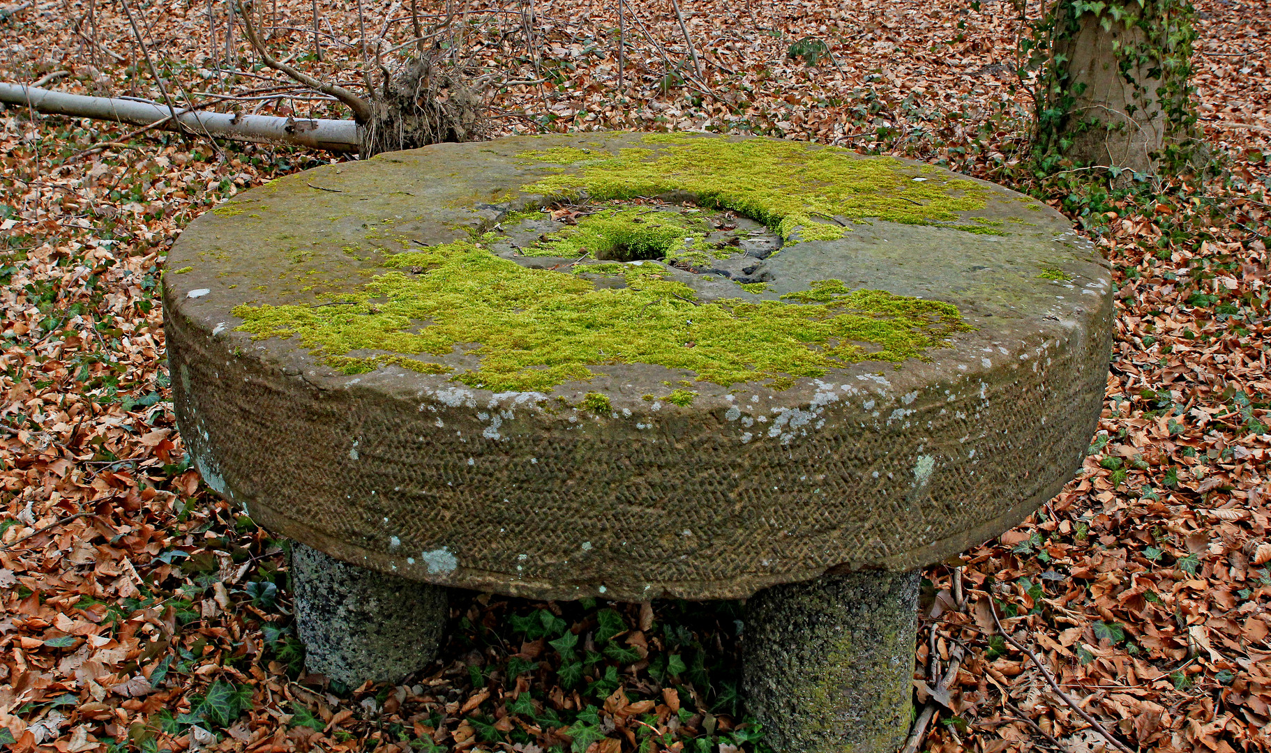 Mühlstein als Tisch bei der Eremitage