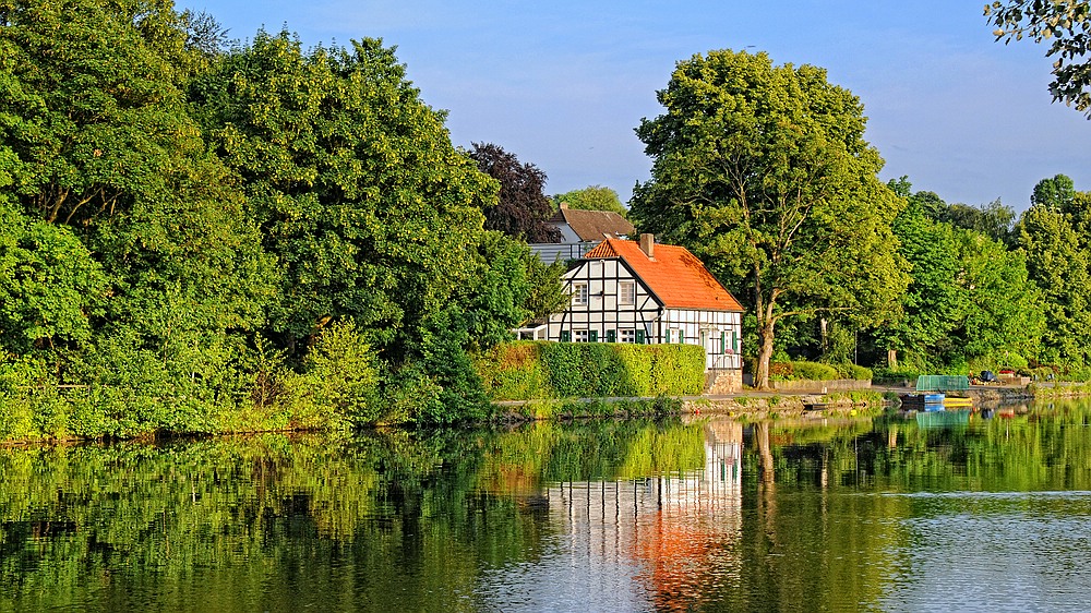 Mülheim an der Ruhr / Altes Fachwerkhaus am Ruhrufer