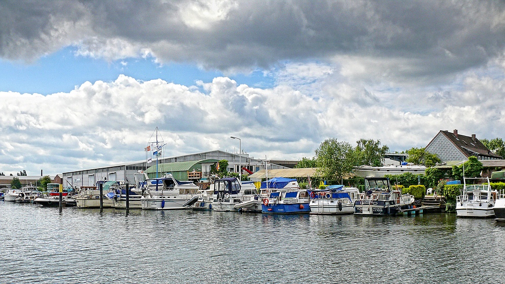 Mülheim an der Ruhr - Anlegestelle für Motorboote im Mülheimer Binnenhafen