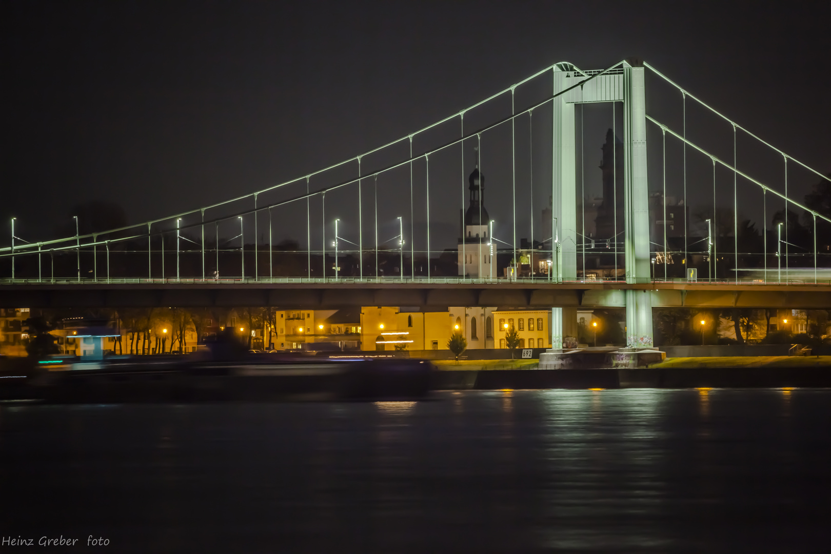 Mülheimer Brücke mit Schiff