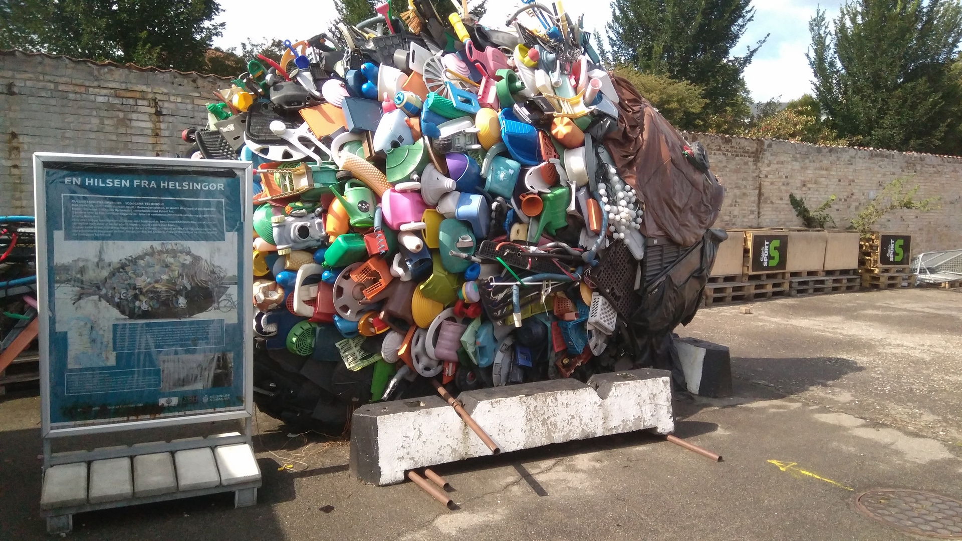 Müll-Fischskulptur grüsst aus Helsingör - Plastik-Abfälle aus dem Meer / Öresund