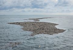 Müll-"Insel" in der Straße von Malakka