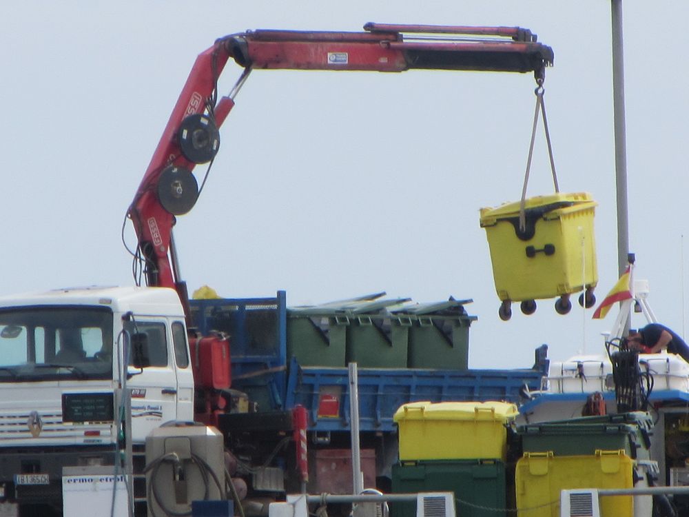 Müllabfuhr im Hafen von Sant Jordi auf Mallorca
