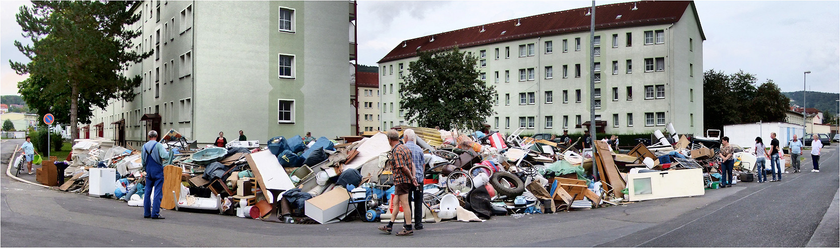 Müllpanorama und Wegwerfgesellschaft