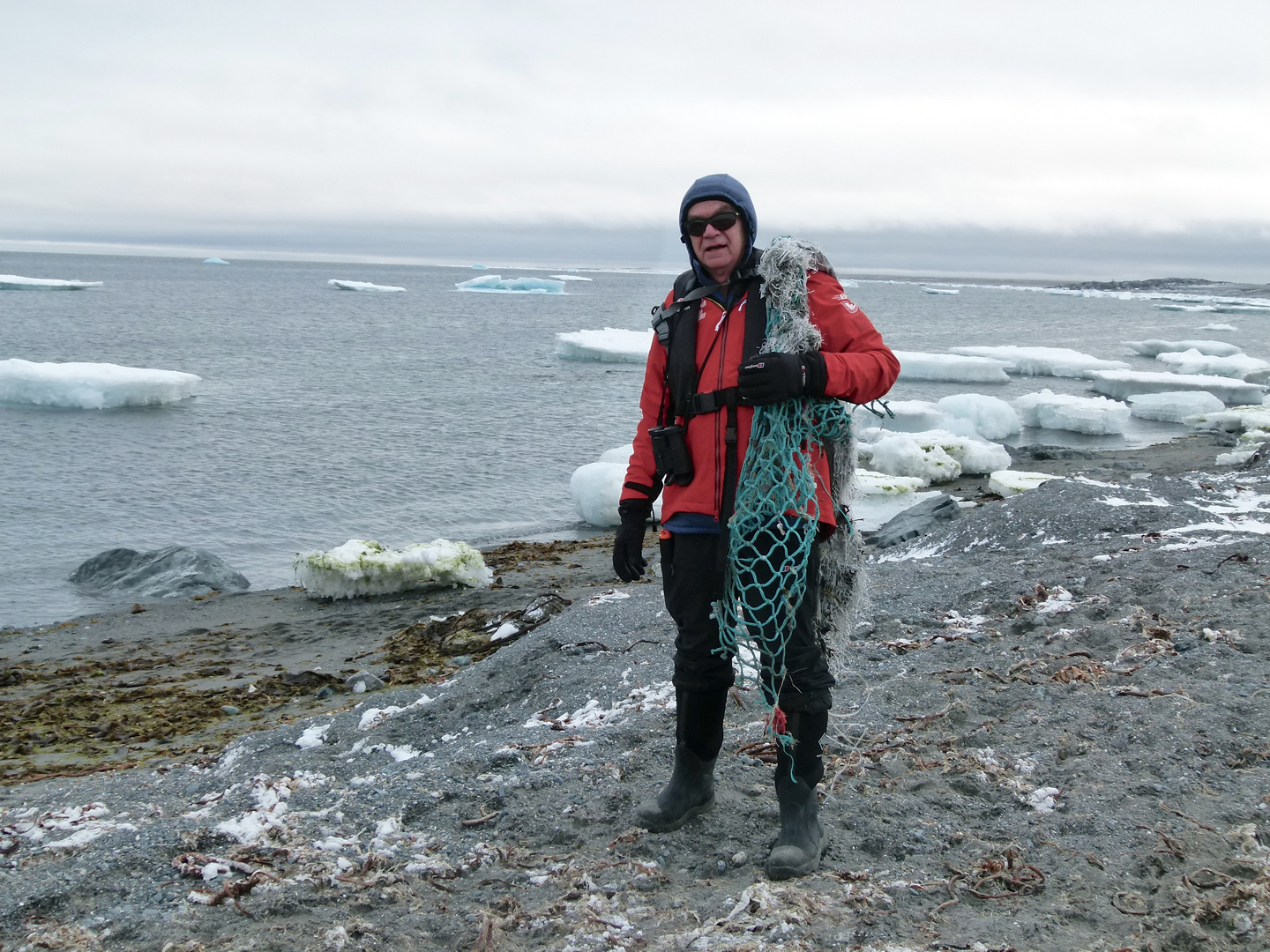 Müllsammler in der Hocharktis, Strorøya, Svalbard Nordost, 