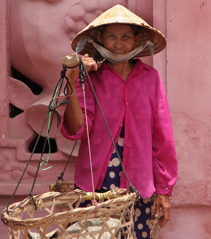 Muellsammlerin in Hoi An