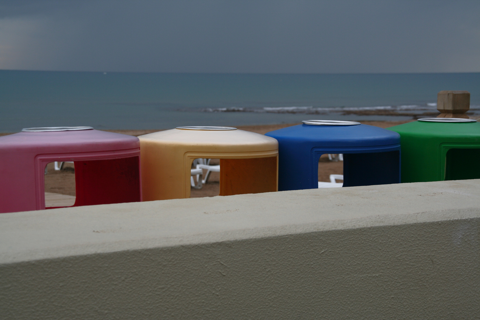 Mülltrennung am Strand