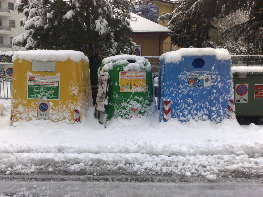 Mülltrennung kämpft mit dem vielen Schnee der heute Nacht gefallen ist