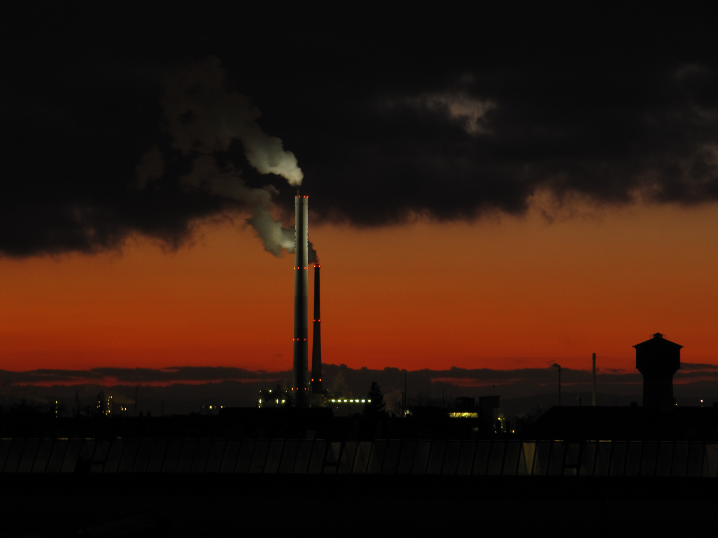 Müllverbrennung im Abendrot