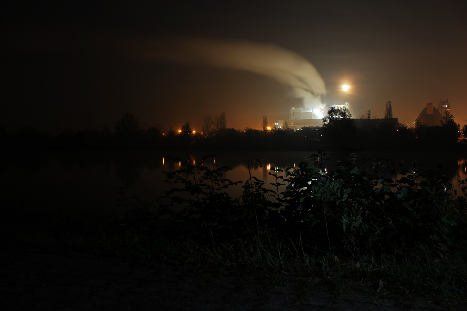 Müllverbrennungsanlage bei Nacht