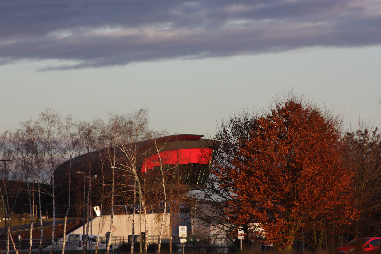 Müllverbrennungsanlage im Herbst