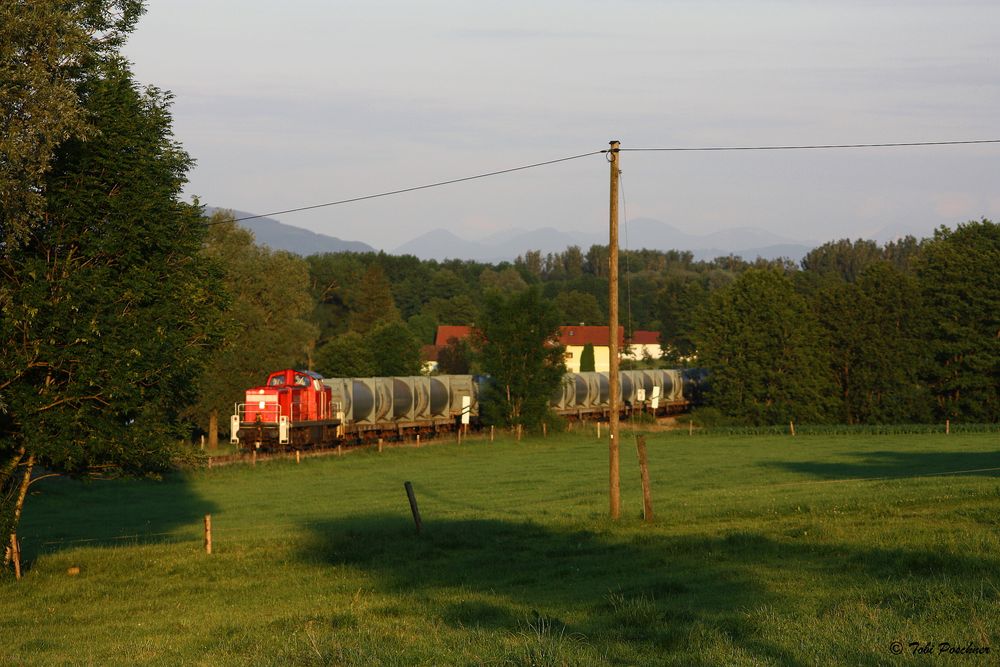 Müllzug im Abendlicht