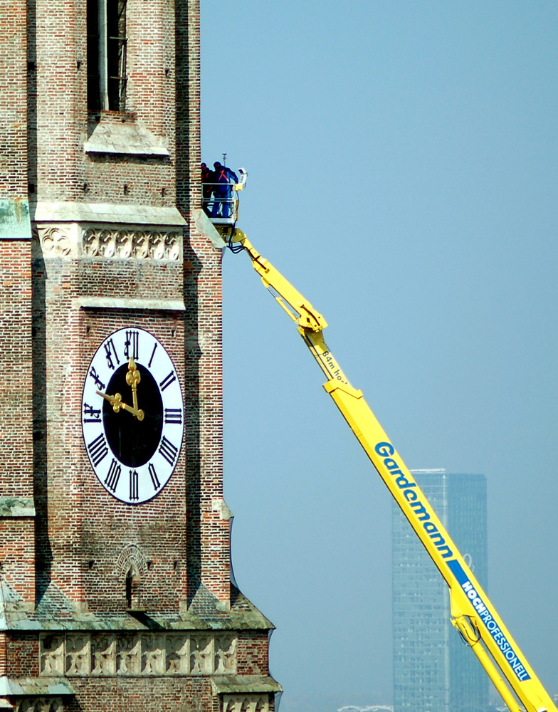 München: 11.48 Uhr - Arbeiten in 84 m Höhe an der Frauenkirche