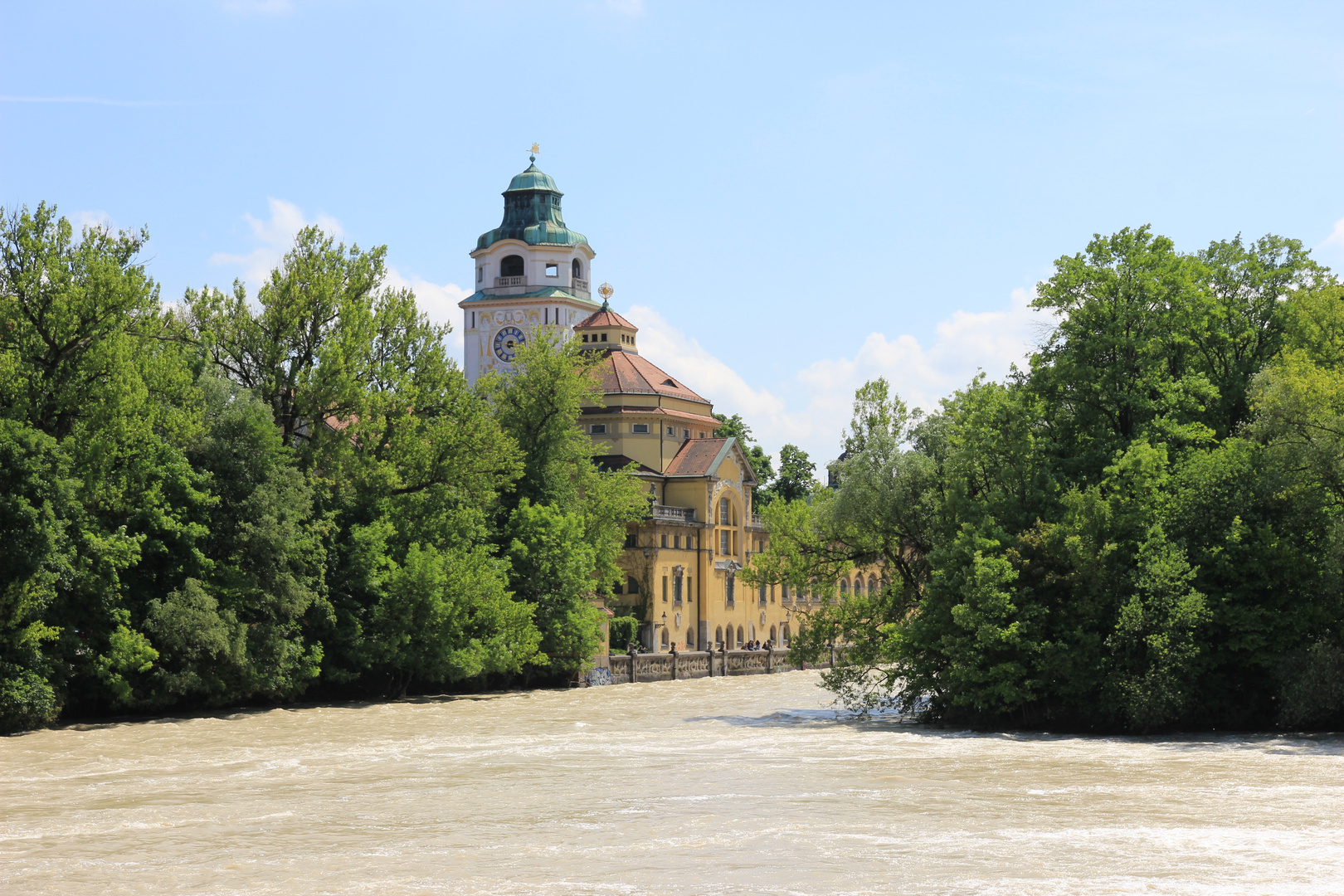 München am 05.06.2013 - die Isar führt Hochwasser