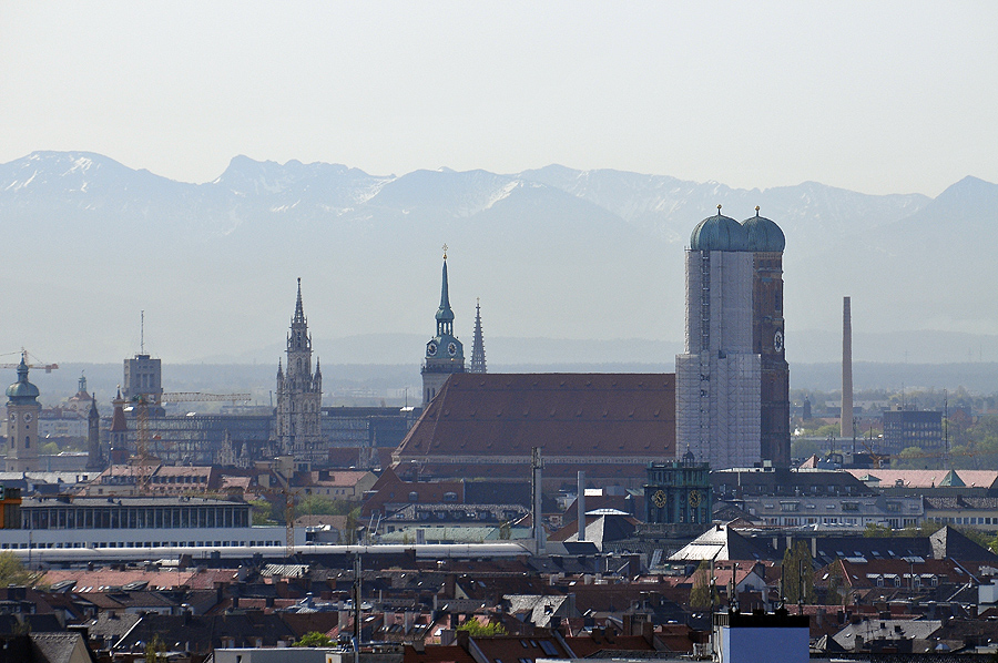 München - Blick auf die Innenstadt mit den Alpen im Hintergrund