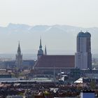 München - Blick auf die Innenstadt mit den Alpen im Hintergrund