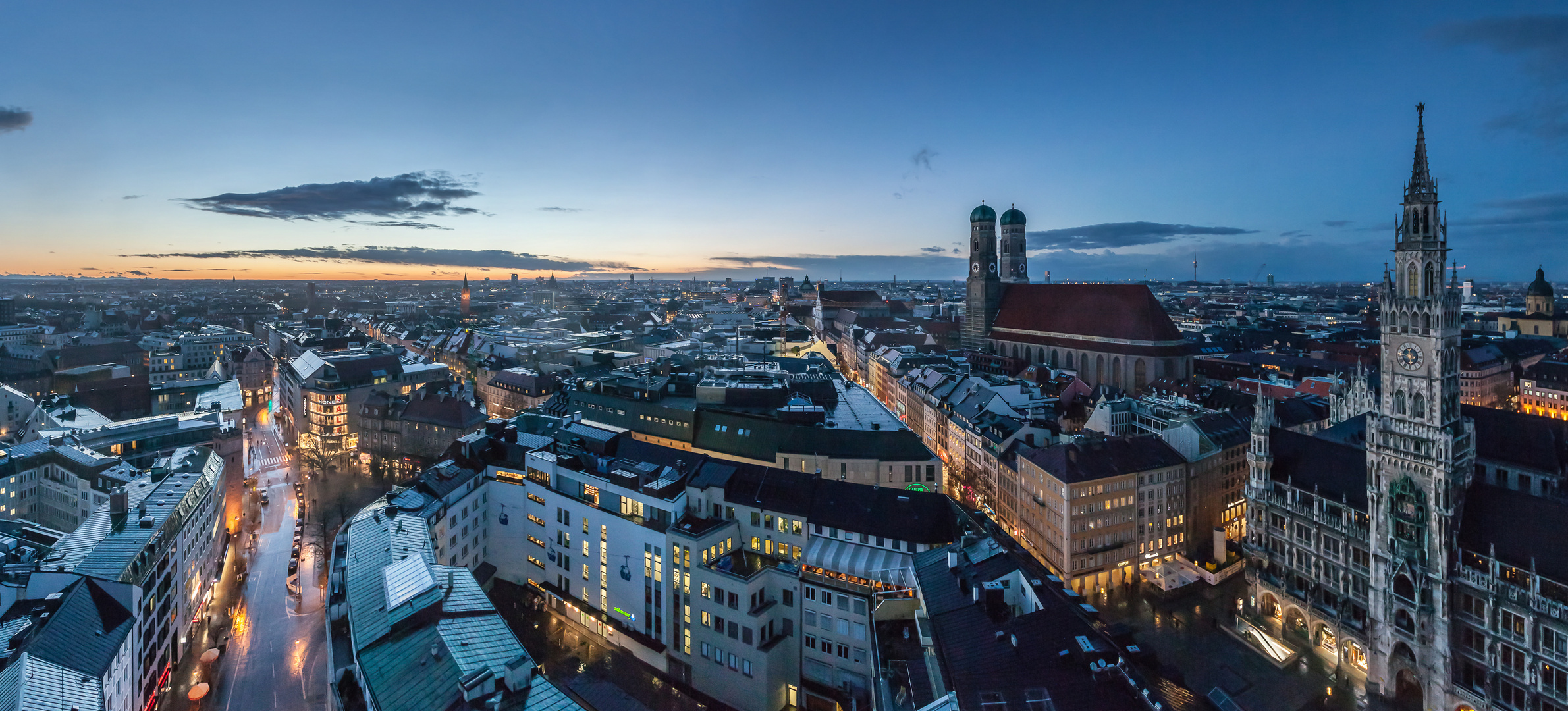 München - Blick vom Alten Peter auf Marienplatz und Frauenkirche