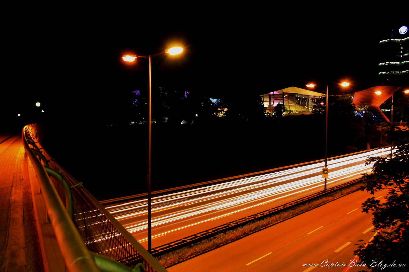 München - Brücke zwischen Olympiapark + BMW bei Nacht