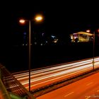 München - Brücke zwischen Olympiapark + BMW bei Nacht