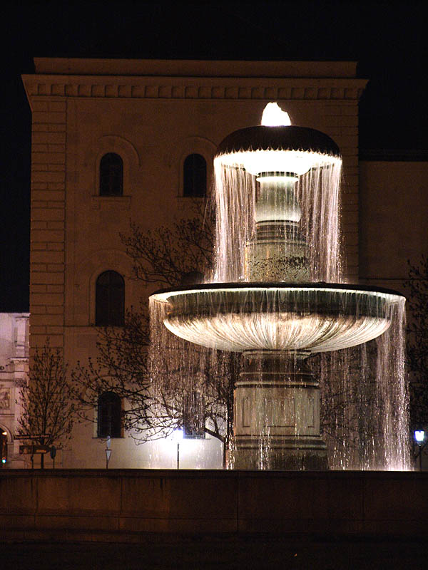 Muenchen, Brunnen an der LMU bei Nacht