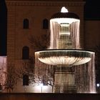 Muenchen, Brunnen an der LMU bei Nacht