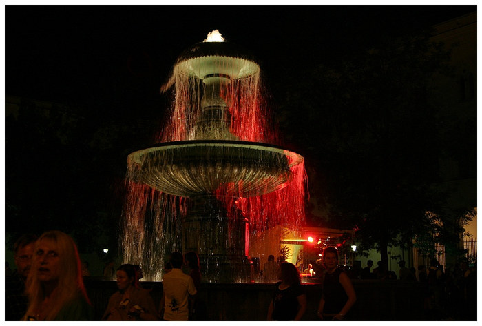 München - Brunnen an der Uni bei Nacht