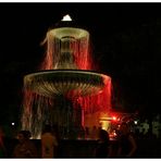 München - Brunnen an der Uni bei Nacht