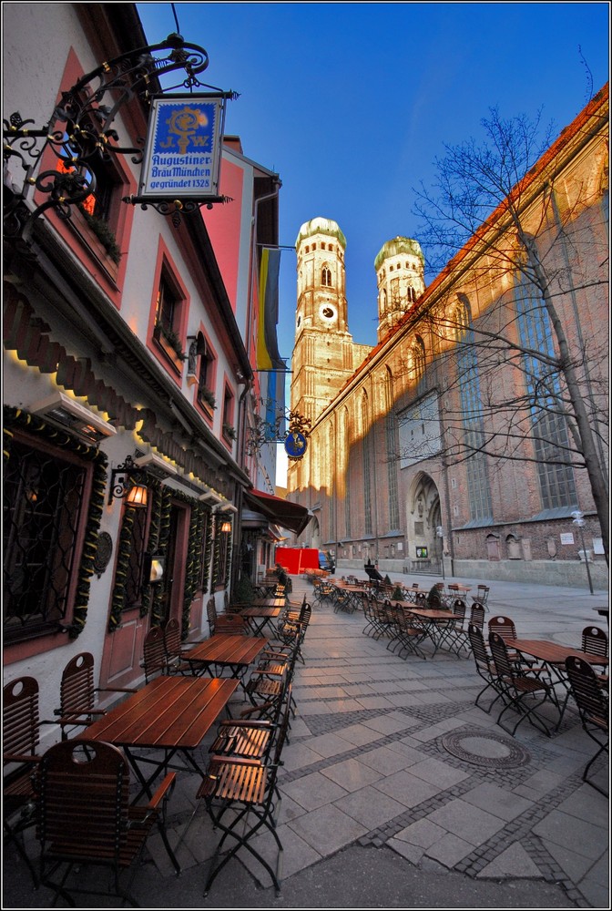 München Frauenkirche und Nürnberger Bratwurst Glöckel am Dom