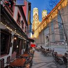 München Frauenkirche und Nürnberger Bratwurst Glöckel am Dom