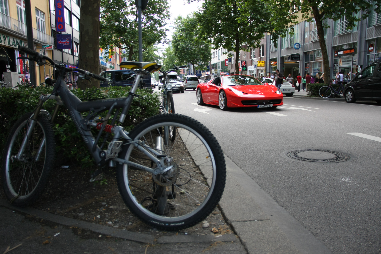 München - Gegensätze auf der Straße