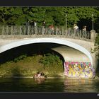 [ München ] ... Grafitty unterm Kabelsteg ...