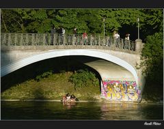 [ München ] ... Grafitty unterm Kabelsteg ...