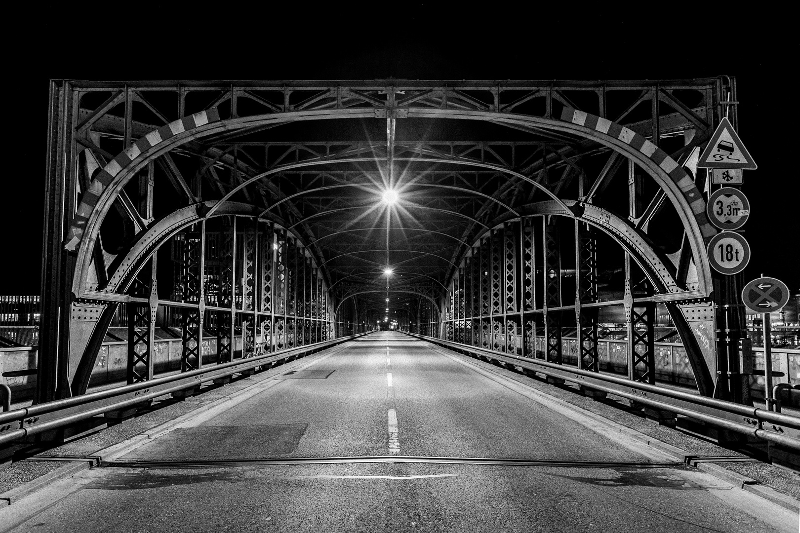 Munchen Hackerbrucke Foto Bild Munchen Nacht Sw Bilder Auf Fotocommunity